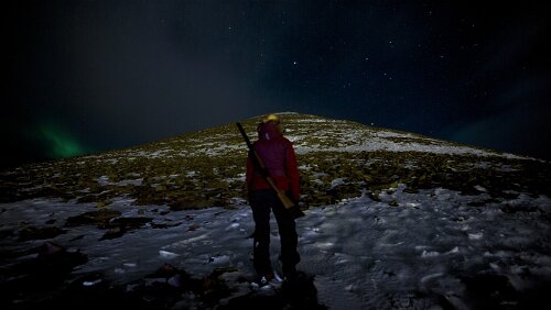 Svalbard FJELLGEIT: Sukkertoppen er med sine 500 bratte meter et yndet sted for byens fjellgeiter, og Emelie tar seg ofte en tur på toppen. - Foto: Kjersti Strømmen /...