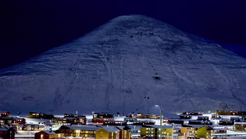 Svalbard FARE: Få tenkte på at snøen på det majestetiske fjellet Sukkertoppen utgjorde den største faren i stormen. - Foto: Kjersti Strømmen / NRK