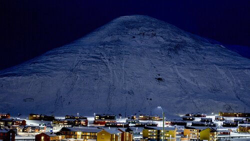 Svalbard FARE: Få tenkte på at snøen på det majestetiske fjellet Sukkertoppen utgjorde den største faren i stormen. - Foto: Kjersti Strømmen / NRK