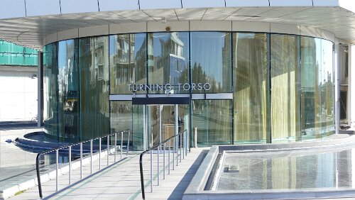 Malmö – Oslo Der Turning Torso (englisch für „Drehender Rumpf“) ist ein vom spanischen Architekten Santiago Calatrava im Stil des Dekonstruktivismus erbautes Hochhaus in der...