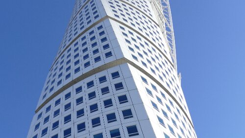 Malmö – Oslo Der HSB Turning Torso ist ein 190 m hohes Büro- und Wohnhaus Turning und stellt das Wahrzeichen von Malmös neuem Stadtteil Västra Hamnen (Westhafen) dar. Der...