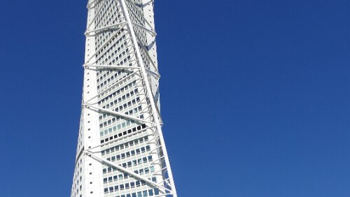 Malmö – Oslo Der HSB Turning Torso ist ein 190 m hohes Büro- und Wohnhaus Turning und stellt das Wahrzeichen von Malmös neuem Stadtteil Västra Hamnen (Westhafen) dar. Der...