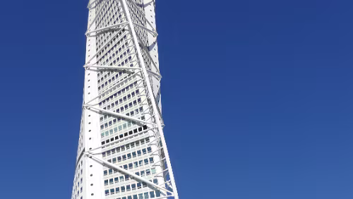 Malmö – Oslo Der HSB Turning Torso ist ein 190 m hohes Büro- und Wohnhaus Turning und stellt das Wahrzeichen von Malmös neuem Stadtteil Västra Hamnen (Westhafen) dar. Der...