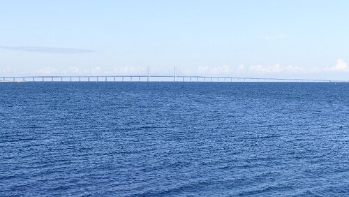 Malmö – Oslo Diese geradezu spektakuläre Brücke verbindet - zusammen mit dem Drogdentunnel und der künstlichen Insel Peberholm - Schweden mit Dänemark. Von Malmö gelangt man...