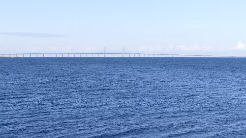 Malmö – Oslo Diese geradezu spektakuläre Brücke verbindet - zusammen mit dem Drogdentunnel und der künstlichen Insel Peberholm - Schweden mit Dänemark. Von Malmö gelangt man...