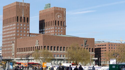 Oslo Oslo rådhus er en kommunal bygning i Oslo som huser bystyret, byrådet og visse andre kommunale organer. Dagens rådhus ble oppført 1931–50 etter tegninger av...