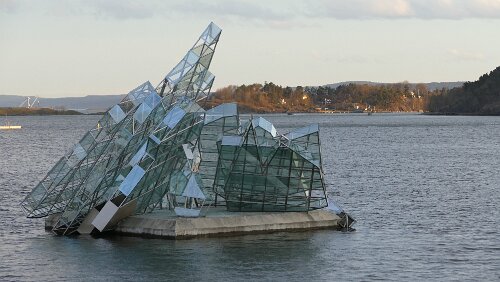 Oslo She Lies er en skulptur laget av rustfritt stål og glasspaneler som måler omtrent 12 x 17 x 16 meter. Den er permanent installert og flyter på en...