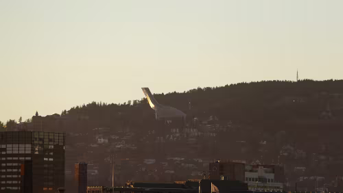 Oslo Holmenkollbakken er en hoppbakke som ligger i Holmenkollen i Oslo. Bakken er et landemerke i Oslo, Norges mest besøkte turistattraksjon[1][2], og er trolig...