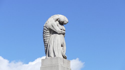 Oslo Image 61 of 64 Kvinne og øgle, 1918. Granitt.