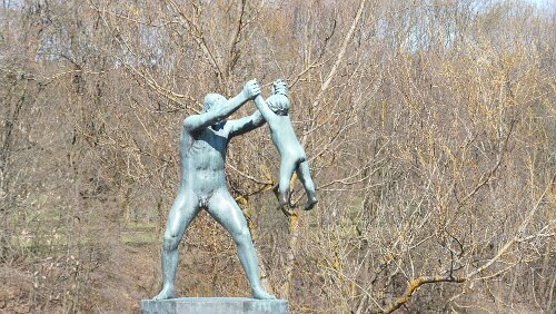 Oslo Image 5 of 64 Nr. 3: Mann slenger gutt, før juni 1930. Bronse.