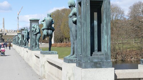 Oslo Den 100 meter lange granittbroen med lykter og skulpturer i bronse er bygget over en eldre bro, anlagt i forbindelse med Norges Jubileumsutstilling i 1914....