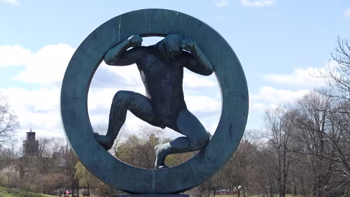 Oslo Image 55 of 64 Nr 47: Mann inne i en ring, 1930-31. Bronse.