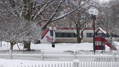 Kristinehamn – Östersund Ein Zug fährt ein. „Tåg i bergslagen“, keine Ahnung was das bedeutet. „Zug in Berglagen“ vllt,