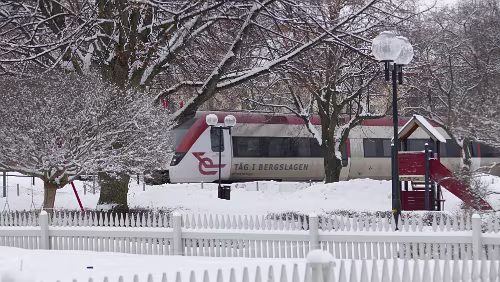 Kristinehamn – Östersund Ein Zug fährt ein. „Tåg i bergslagen“, keine Ahnung was das bedeutet. „Zug in Berglagen“ vllt,