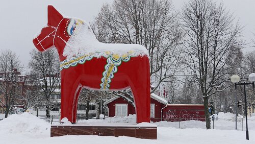 Kristinehamn – Östersund Das Dalapferd (schwedisch: Dalahäst ) ist eine aus Holz gefertigte Figur in Pferdeform, die in der schwedischen Landschaft Dalarna gefertigt wird. Dalapferde...