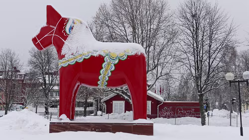 Kristinehamn – Östersund Das Dalapferd (schwedisch: Dalahäst ) ist eine aus Holz gefertigte Figur in Pferdeform, die in der schwedischen Landschaft Dalarna gefertigt wird. Dalapferde...