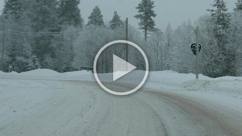 Kristinehamn – Östersund Gleich kreuzt die Inlandsbanan den Inlandsvägen