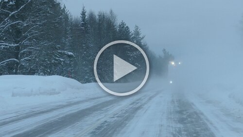 Östersund – Fauske Ein Schneepflug fährt vorweg