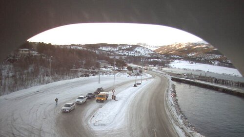 Fauske – Tromsø Korsnes E6 Bognes fergekai. Ich telefoniere da gerade mit dem WebCam-Fotografen 😎. Meine Reisschüssel steht auf der Startposition 3.