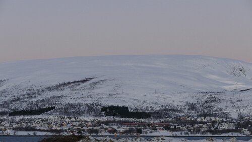 Tromsø – Longyearbyen Ein großartiger Tag beginnt in Tromsø. Blick vom Flughafen.