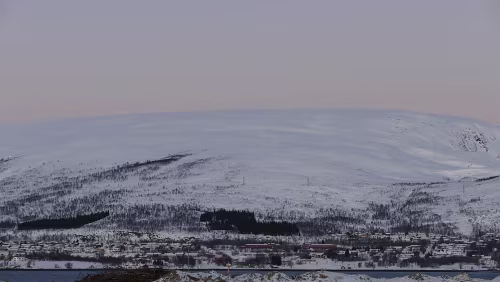Tromsø – Longyearbyen Ein großartiger Tag beginnt in Tromsø. Blick vom Flughafen.