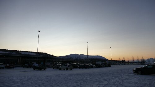 Tromsø – Longyearbyen Ein großartiger Tag beginnt in Tromsø. Blick vom Flughafen.