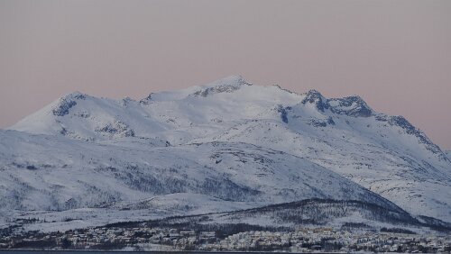 Tromsø – Longyearbyen Ein großartiger Tag beginnt in Tromsø. Blick vom Flughafen.