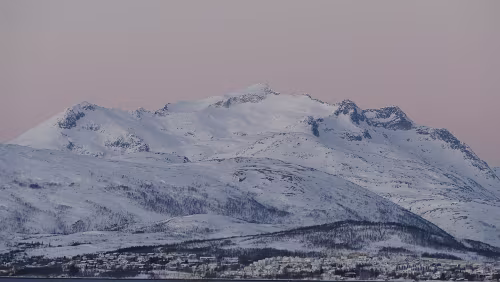 Tromsø – Longyearbyen Ein großartiger Tag beginnt in Tromsø. Blick vom Flughafen.