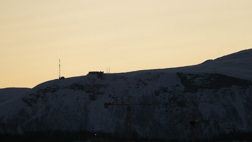 Tromsø – Longyearbyen Ein großartiger Tag beginnt in Tromsø. Blick vom Flughafen auf den Storsteinen.