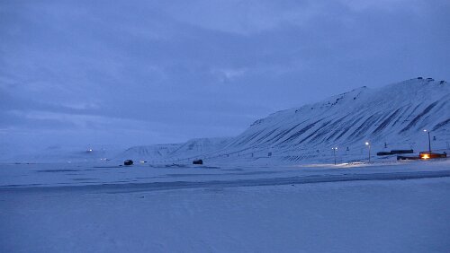 „Longyearbyen in a nutshell“ Tour Links am Berg sind man Teile von Gruve 7 und die zwei schwarzen Punkte sind die Die EISCAT -Anlage. Quer durchs Bild verläuft die alte Taubane, die Seilbahn die...