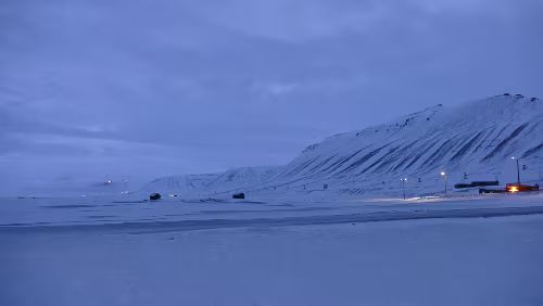 „Longyearbyen in a nutshell“ Tour Links am Berg sind man Teile von Gruve 7 und die zwei schwarzen Punkte sind die Die EISCAT -Anlage. Quer durchs Bild verläuft die alte Taubane, die Seilbahn die...