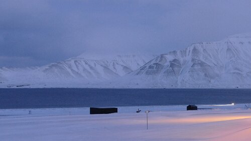 Longyearbyen – Tromsø Svalbard lufthavn, Longyear (IATA: LYR, ICAO: ENSB) er en sivil flyplass på Svalbard.
