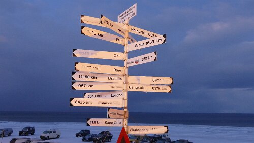 Longyearbyen – Tromsø Svalbard lufthavn, Longyear (IATA: LYR, ICAO: ENSB) er en sivil flyplass på Svalbard.