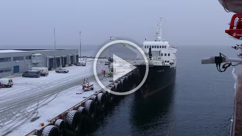 Trondheim – Bergen Achtung es wird gleich sehr laut, die beiden Schiffe grüßen sich zum Abschied
