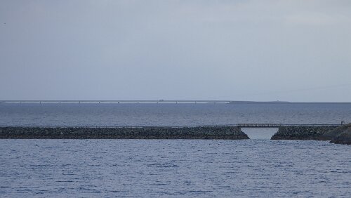 Trondheim – Bergen Ein kleiner Damm verbindet die Inseln Sørleksa und Nordleksa. Und im Hintergrund eine längere Brücke, die die Inseln Storslåttøya und Storfosna verbindet, da...