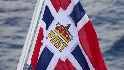 Trondheim – Bergen Die Flagge am Heck des Schiffs