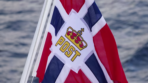 Trondheim – Bergen Die Flagge am Heck des Schiffs