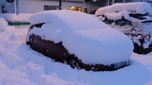 Bergen – Norheimsund Norheimsund liegt wie Bergen auf Meereshöhe, aber in Bergen hat es in Strömen geregnet, in Norheimsund schneit es wie wild