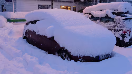 Bergen – Norheimsund Norheimsund liegt wie Bergen auf Meereshöhe, aber in Bergen hat es in Strömen geregnet, in Norheimsund schneit es wie wild