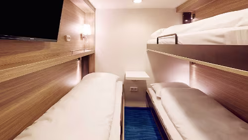 Hurtigruten Innenkabine der M/S Nordkapp. Schiffsposition - NORDKAPP - IMO 9107772, MMSI 259330000, Callsign LASQ / Häfen: Trondheim – Kristiansund – Molde – Ålesund –...