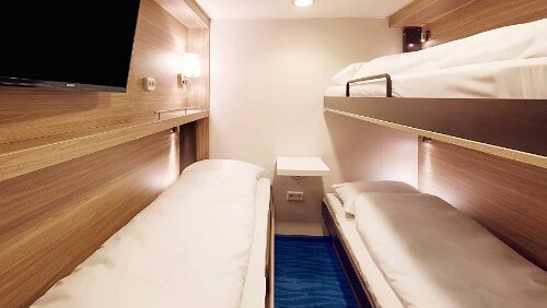 Hurtigruten Innenkabine der M/S Nordkapp. Schiffsposition - NORDKAPP - IMO 9107772, MMSI 259330000, Callsign LASQ / Häfen: Trondheim – Kristiansund – Molde – Ålesund –...