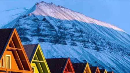 Reisen hit Siden Svalbard ble oppdaget av den nederlandske kapteinen Willem Barentsz i 1596 er denne øya 74° nord i disse dager veldig enkel å komme seg til. Du kan reise...