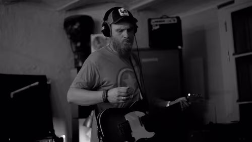 PolarJazz 2018 Erlend Ropstad Erlend Ropstad debuterte med EP-en The Magnetic Tapes i 2006, produsert av Øystein Greni. Lørdag 3. februar står han på scenen hos oss! Erlend...