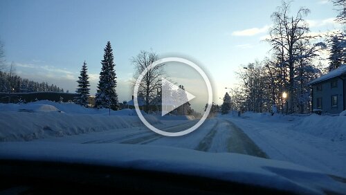 Östersund – Puoltikasvaara Weiter auf dem Inlandsvägen. Ab 11:38 kommt ein Güterzug links aus dem Waldstück gefahren. Ein absoluter Zufall, gerade hier auf der freien Strecke diese...