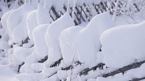 Östersund – Puoltikasvaara Am Halteplatz Fiandberg, es hat viel Schnee