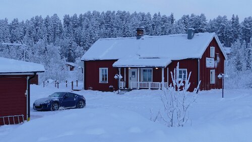 Puoltikasvaara – Tromsø Links in dem Gebäude sind die Unterküfte untergebracht