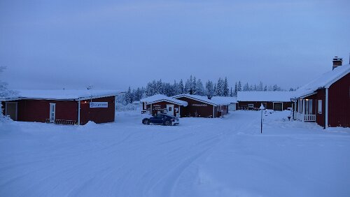 Puoltikasvaara – Tromsø Hinter dem Auto das Gebäude beinhaltet die Rezeption und Restaurant