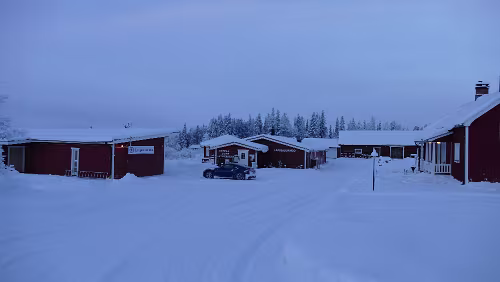 Puoltikasvaara – Tromsø Hinter dem Auto das Gebäude beinhaltet die Rezeption und Restaurant