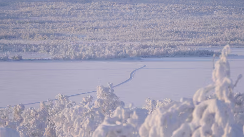 Puoltikasvaara – Tromsø Einsame Spur über einen zugefrorenen See