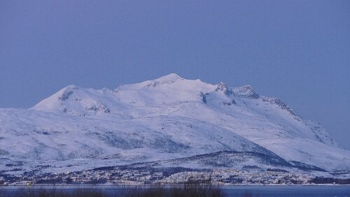 Tromsø – Longyearbyen Am Tromsø lufthavn Langnes